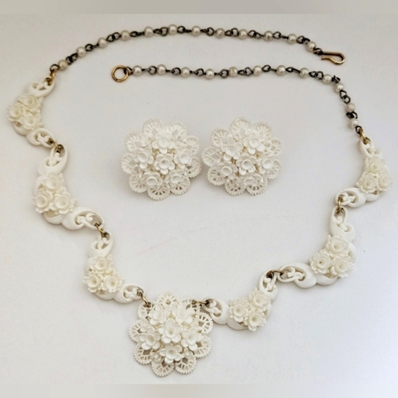 Vintage 1950s White shell Celluloid Flower Pearl like beads Necklace Earring set - Picture 2 of 8